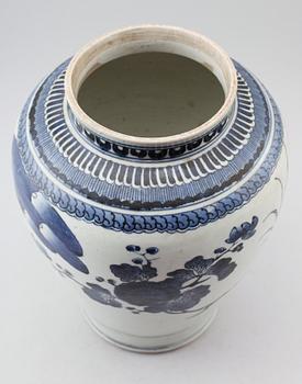 URNA, porslin. Japan, Edo, 1600-tal.