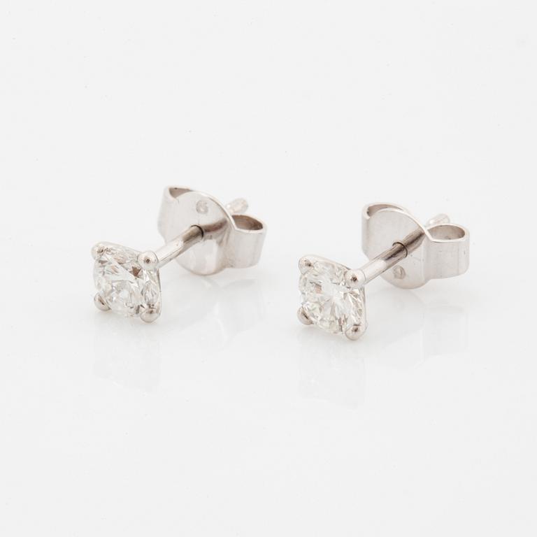 Örhängen med briljantslipade diamanter.