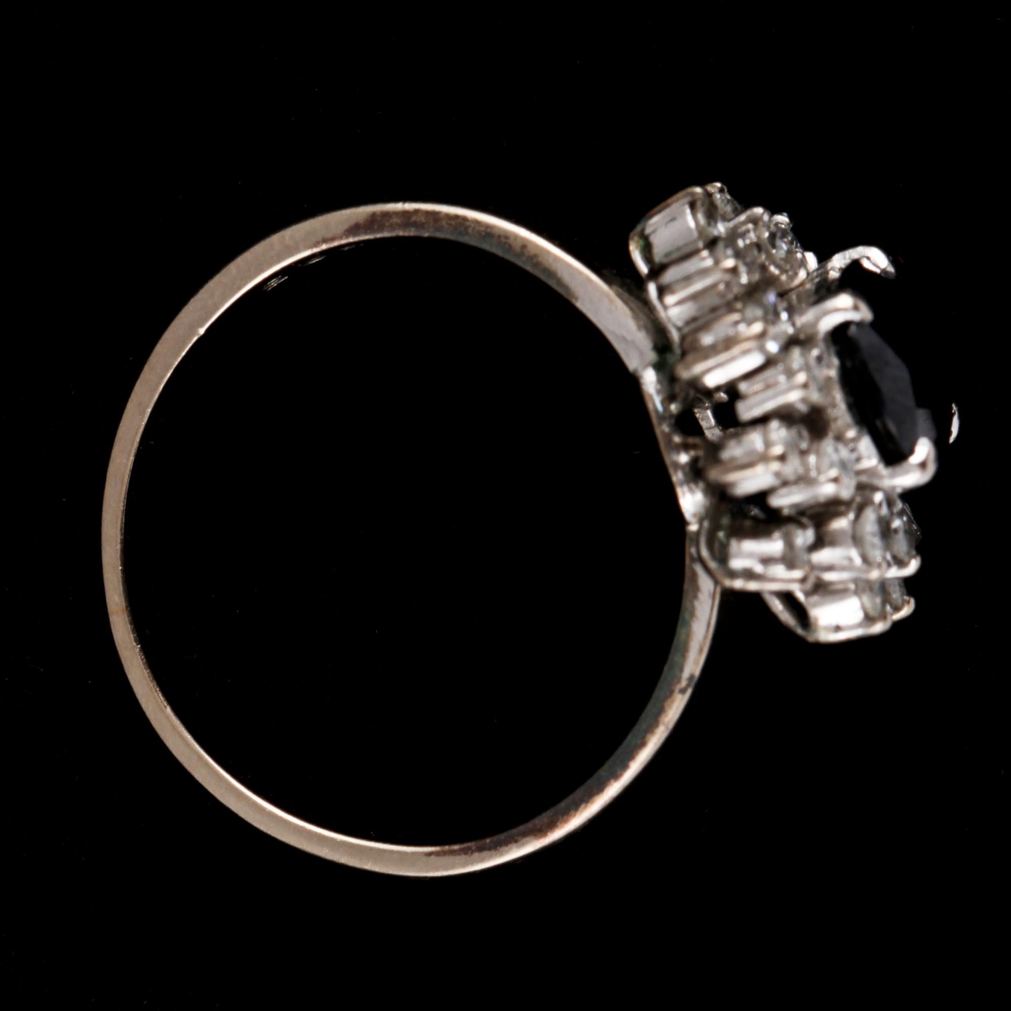 RING, 14k vitguld med fasettslipad blå safir samt 16 briljantslipade och 4 baguettslipade diamanter, 2000-tal. Vikt 4 g.