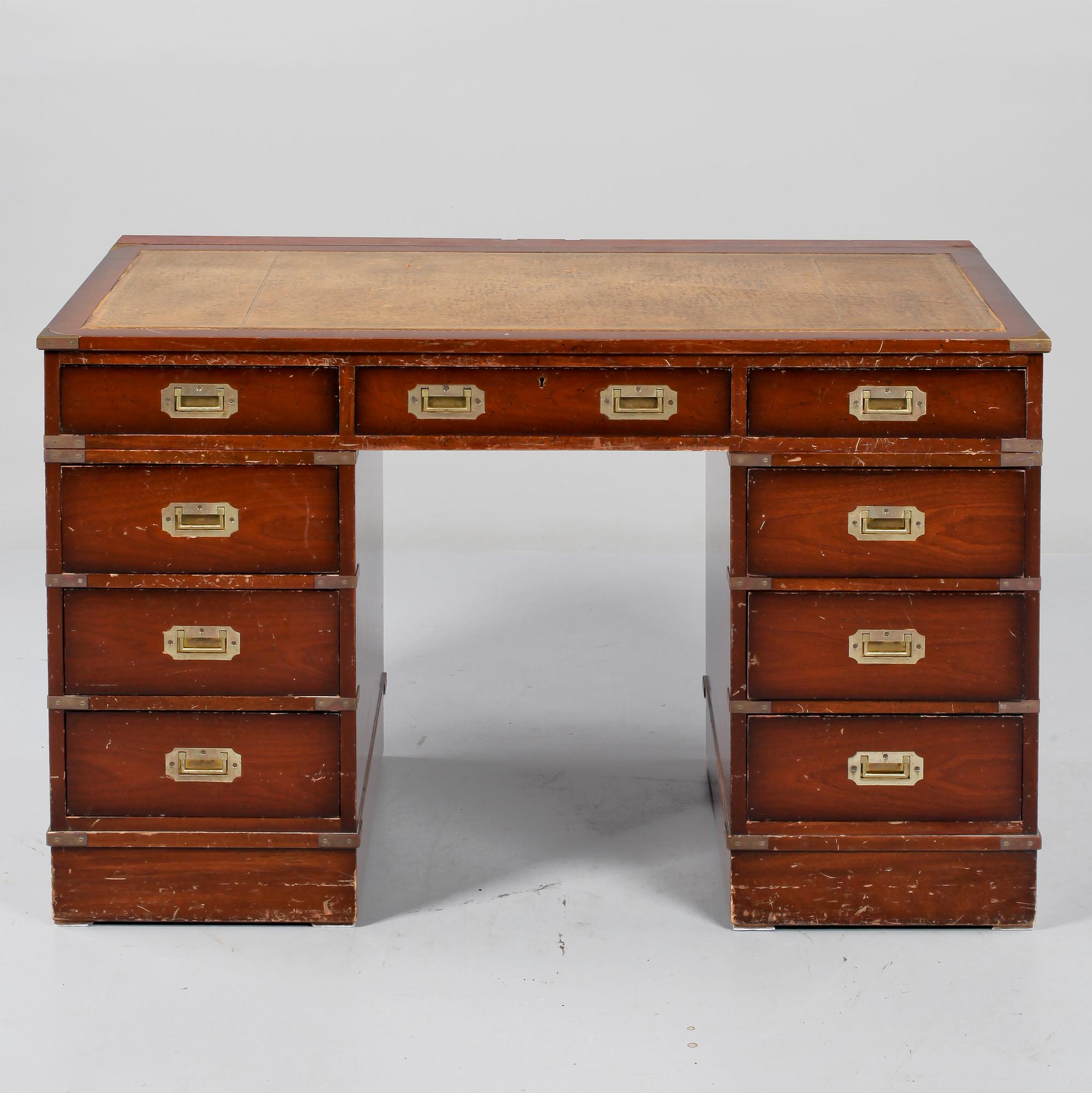 SKRIVBORD, engelsk stil, 1900-talets andra hälft.