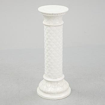 An early 20th Century piedestal.