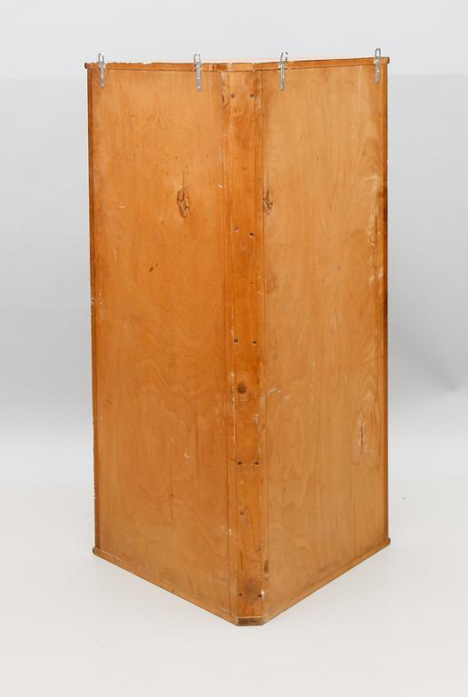 HÄNGVITRINSKÅP, 1900-talets första hälft.