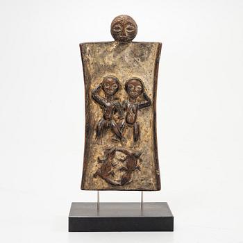 Twelve sculptures, reportedly from Makonde, Tanzania, Luba, Congo, and moore, from the second half of the 20:th century.