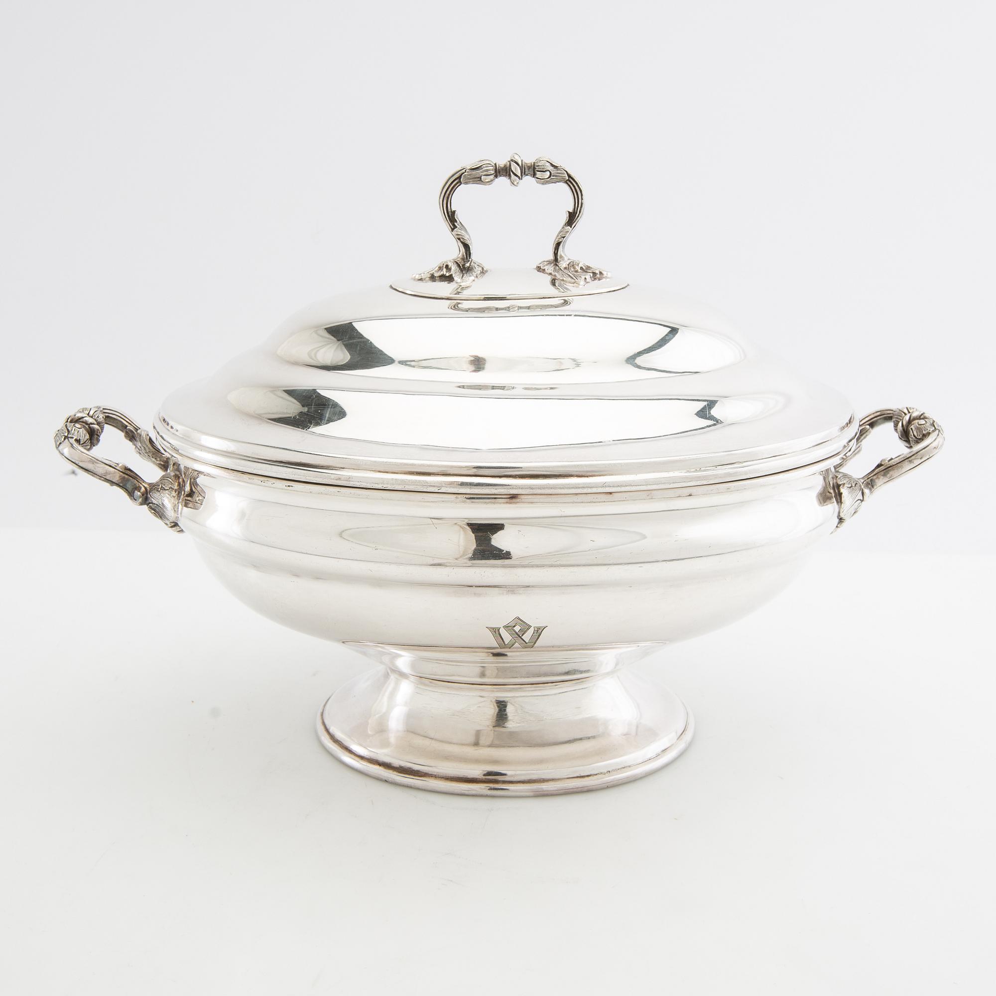 Tureen with lid Louis XV style England silver plate early 20th century.