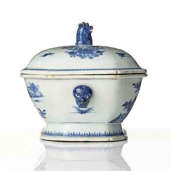 A blue and white tureen with cover, Qing dynasty, Qianlong (1736-95).