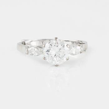 RING, med gammalslipad diamant ca 1.20 ct samt 2 navetteslipade diamanter.