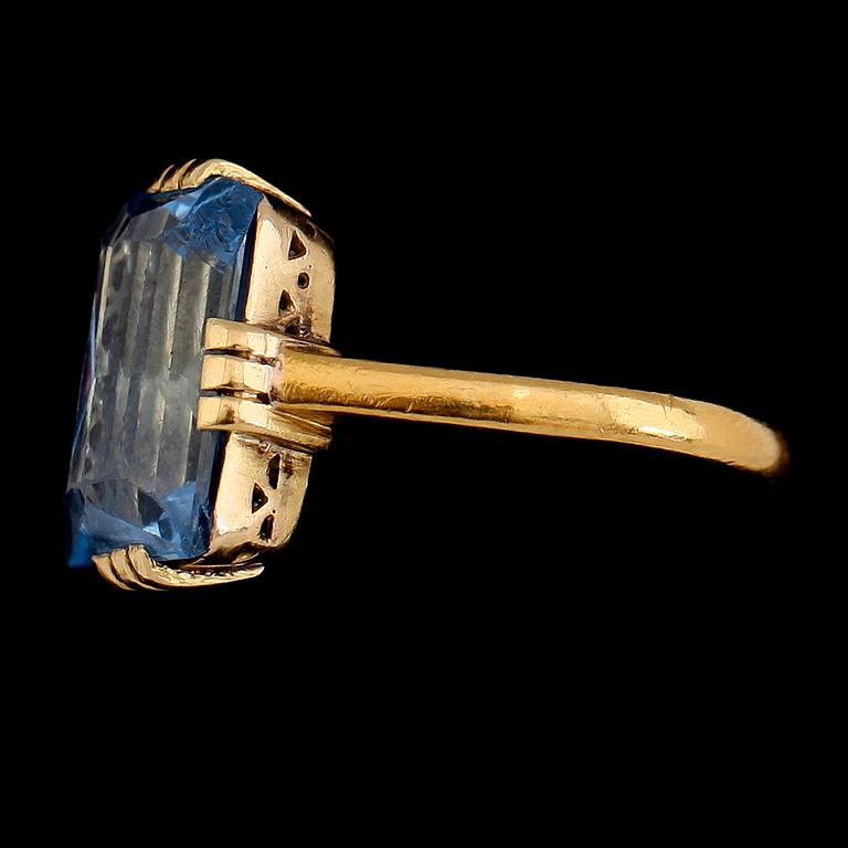 RING, 23K guld och akvamarin, Stockholm, otydlig årstämpel 1930. Total vikt ca 6 g.
