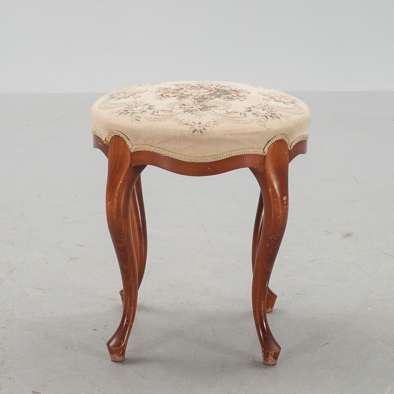 SEKRETÄR, rokokostil. 1900-tal. Pall medföljer.