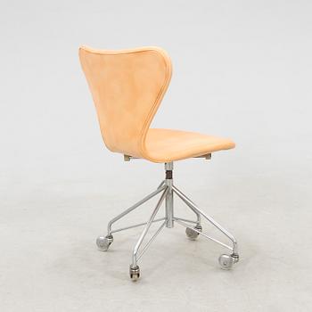 Arne Jacobsen, "Series 7" desk chair for Fritz Hansen, latter part of the 20th century.