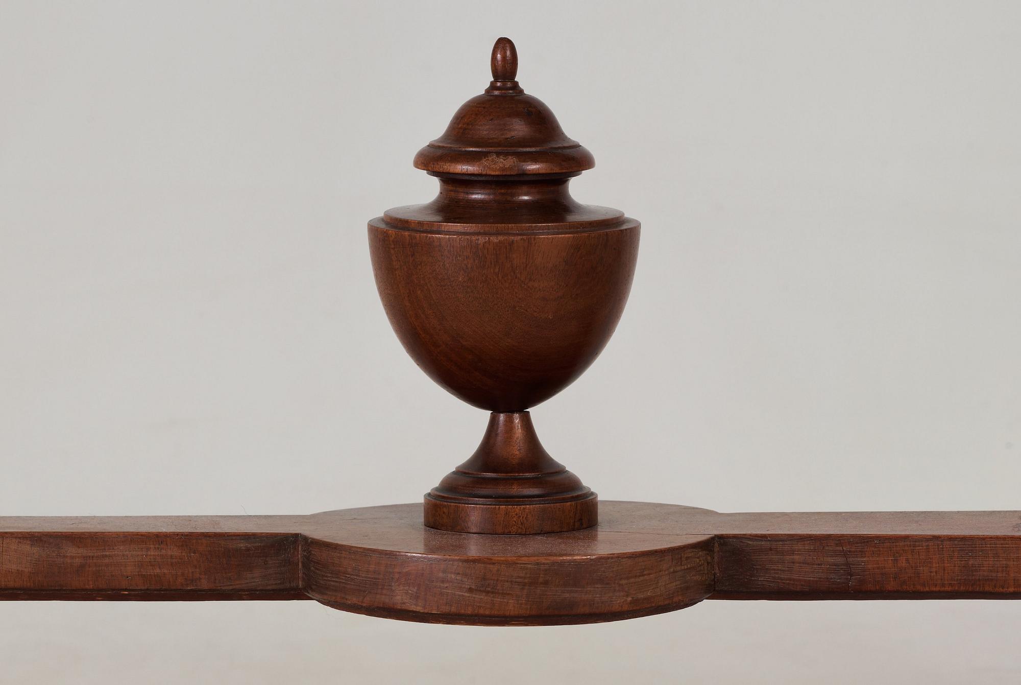 KONSOLBORD. Sengustavianskt stockholmsarbete, 1700-talets slut.