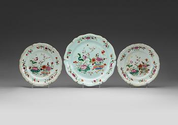 275. A set of three famille rose dishes, Qing dynasty, Qianlong (1736-95).