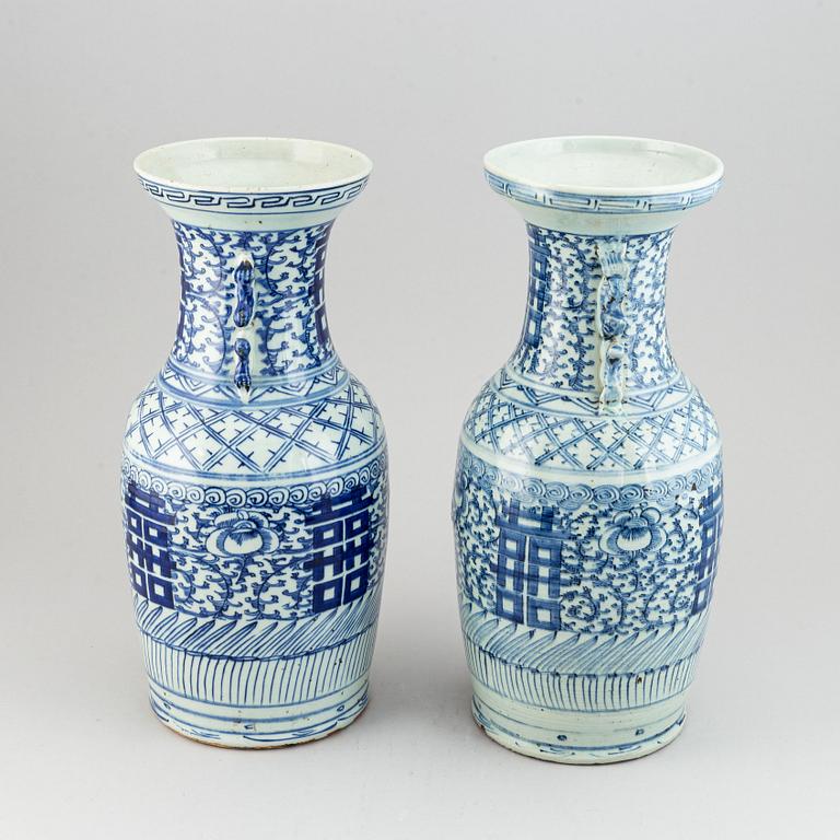 Two blue and white floor vases, Qing dynasty, early 20th century.