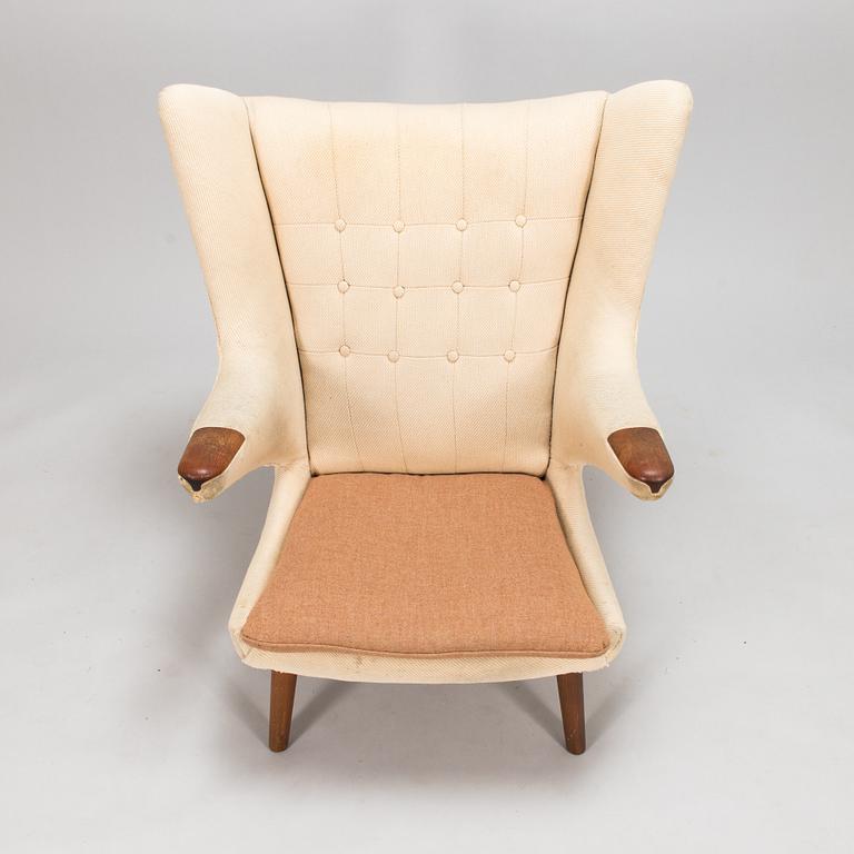 Hans J Wegner, fåtölj, "Bamse / Papa bear", AP-Stolen, Danmark, 1950-60-tal. Modellen formgiven år 1951.