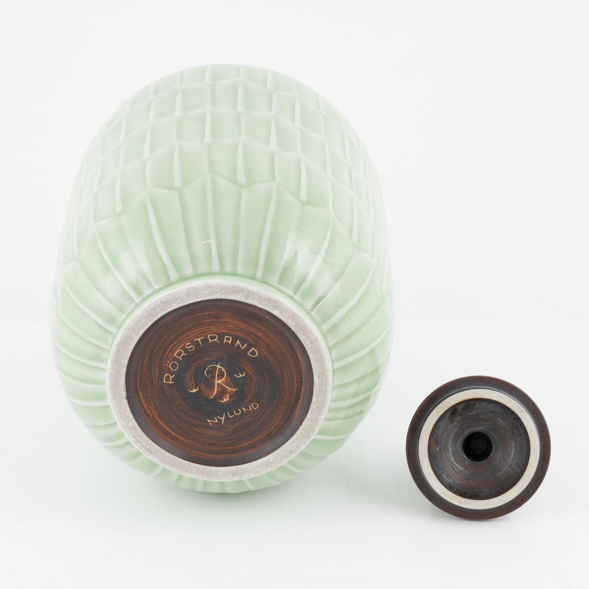 Gunnar Nylund, a porcelain jar with cover, Rörstrand 1930-40s.