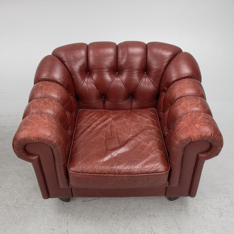 A sofa and a pair of armchairs, 'Chesterfield model', late 20th Century.