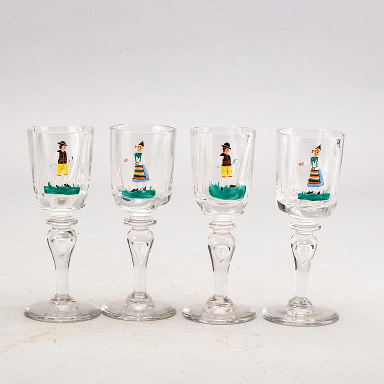 KARAFFER MED SNAPSGLAS. 10 delar, bland annat Erik Höglund.