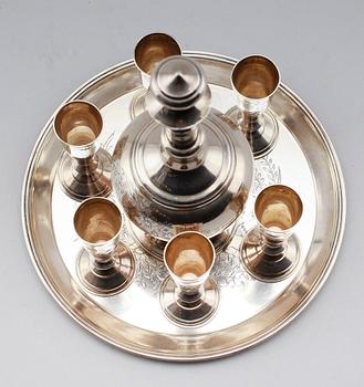 VODKASET, 8 delar, silver, Ryssland, 1900-talets första hälft. Vikt ca 449 gram.