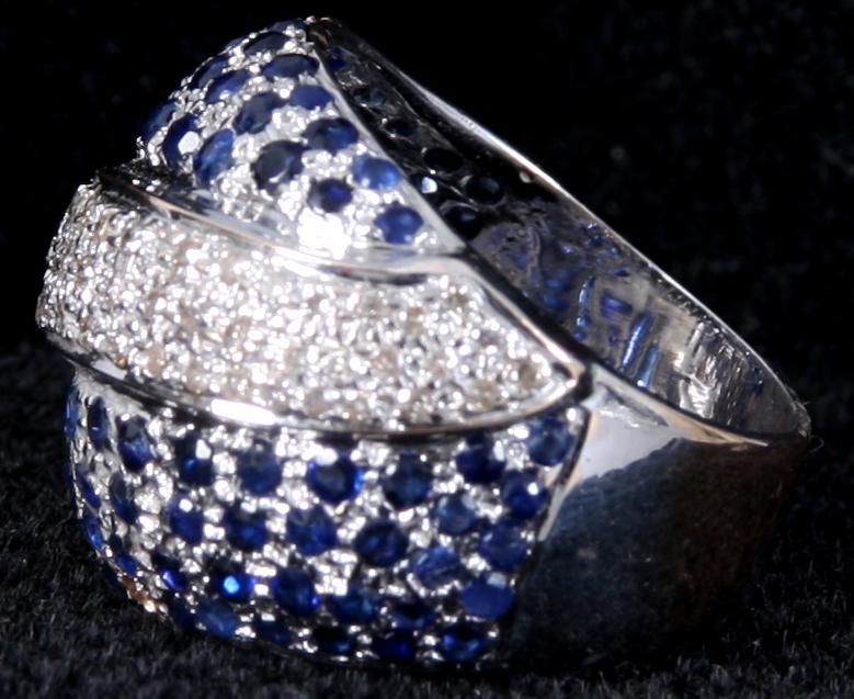 RING, vitguld samt safirer och briljanter. Tot vikt 9 gram.