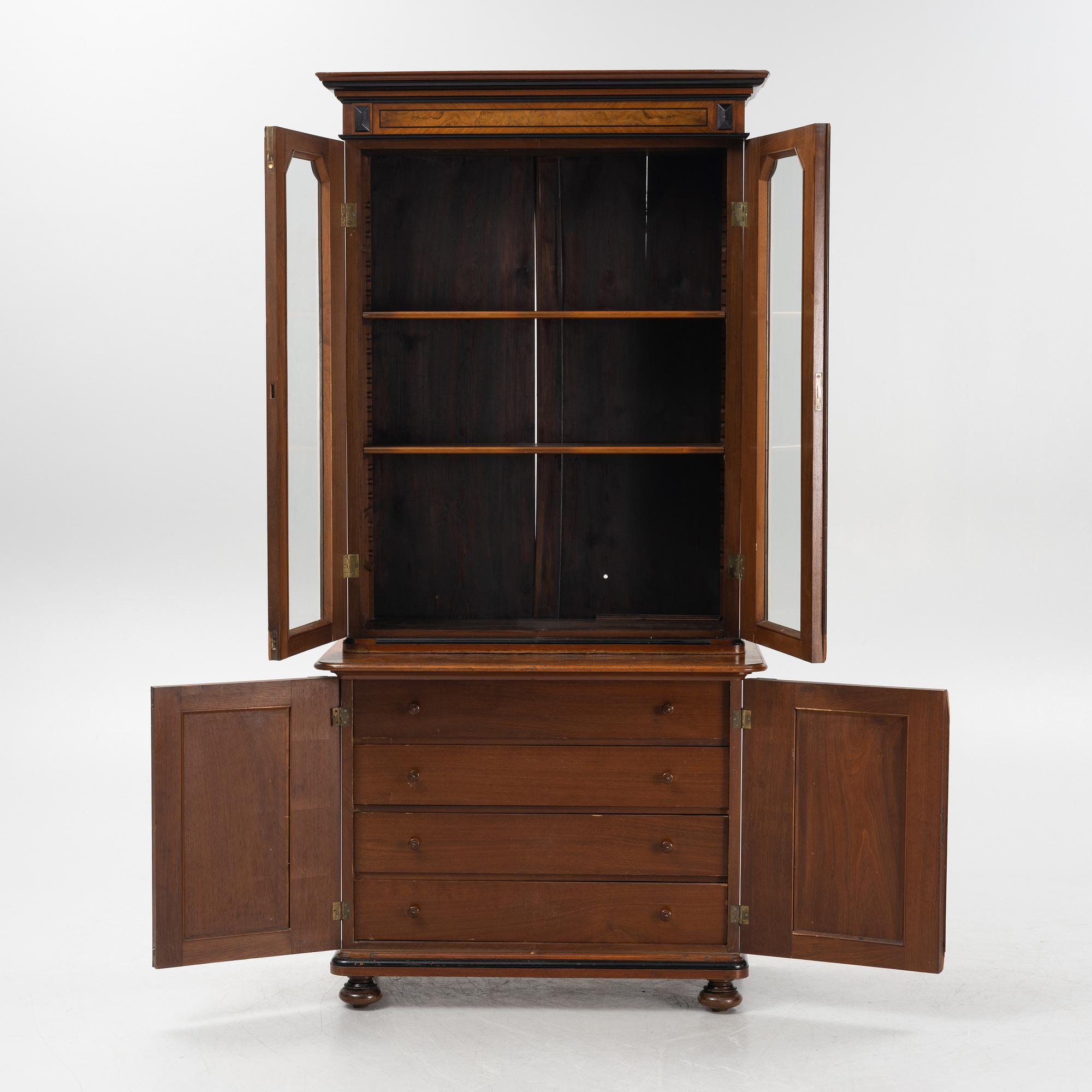 Bokskåp, omkring år 1900.