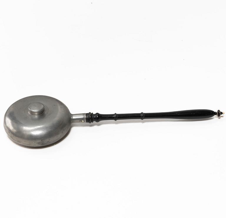 Sängvärmare, stämplad Nils  Abraham Santesson, Stockholm, 1861.