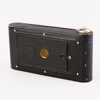 Set of five cameras, with accessories, 1920-50-tal.