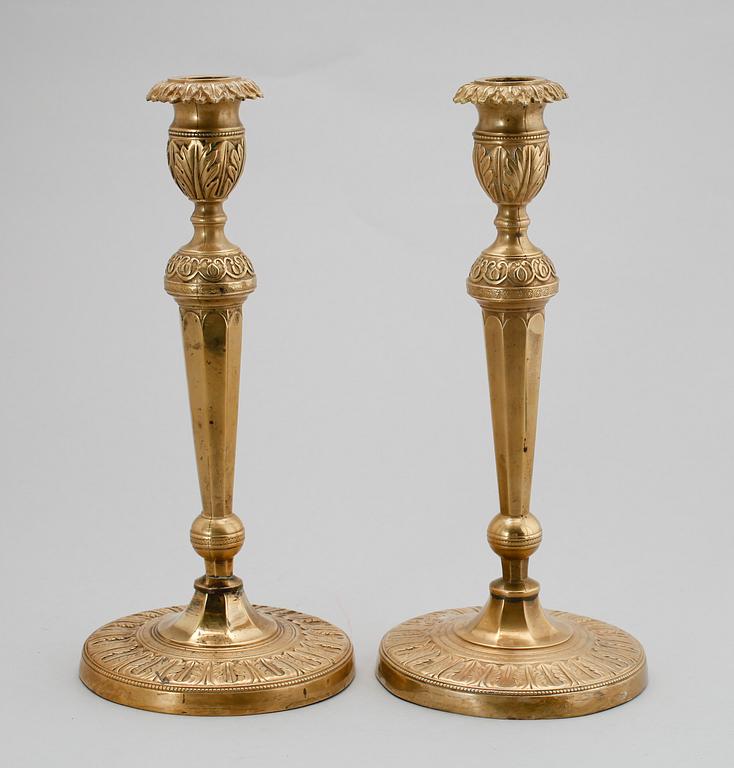 LJUSSTAKAR, 1 par, förgylld brons, empire, tidigt 1800-tal.