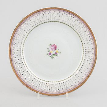 A Chinese famille rose porcelain sauce boat and five dishes, Qing dynasty, 18th and 19th century.