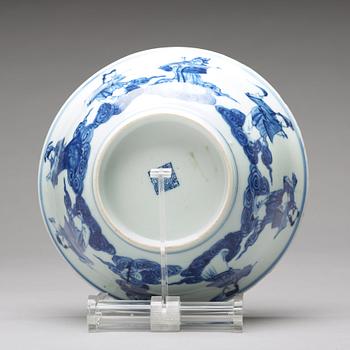 A blue and white bowl, Qing dynasty (1644-1912), with Qianlong sealmark.