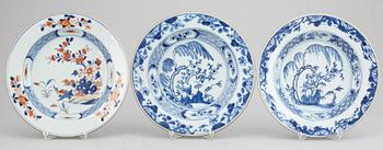 Five blue and white and imari dishes, Qing dynasty, Qianlong (1736-95).