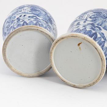 A pair of Chinese blue and white urns with cover, 20th century.