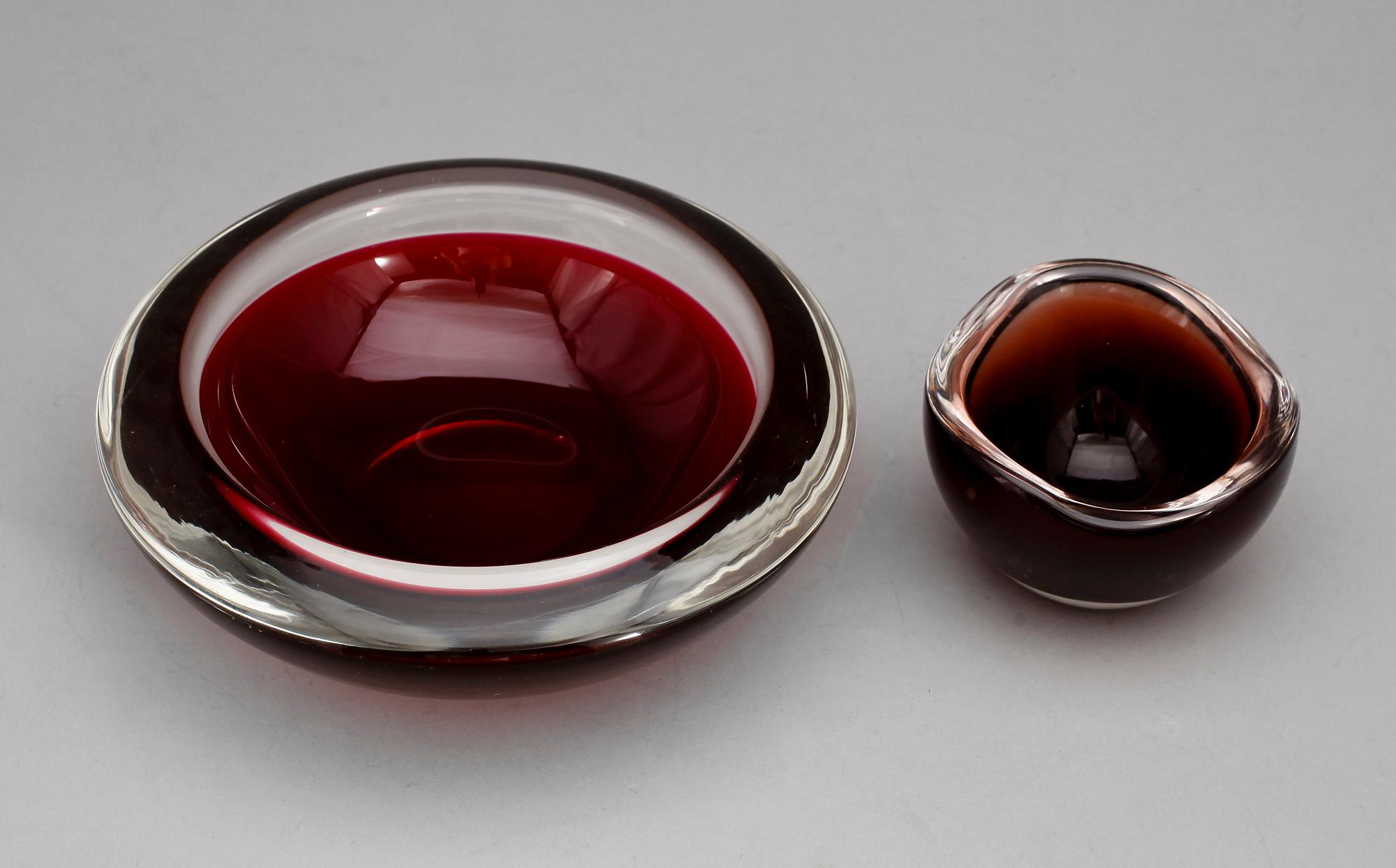 SKÅLAR, 2 st, glas, bla Vicke Lindstrand, Kosta Boda samt Orrefors, sign, 1900-talets mitt.