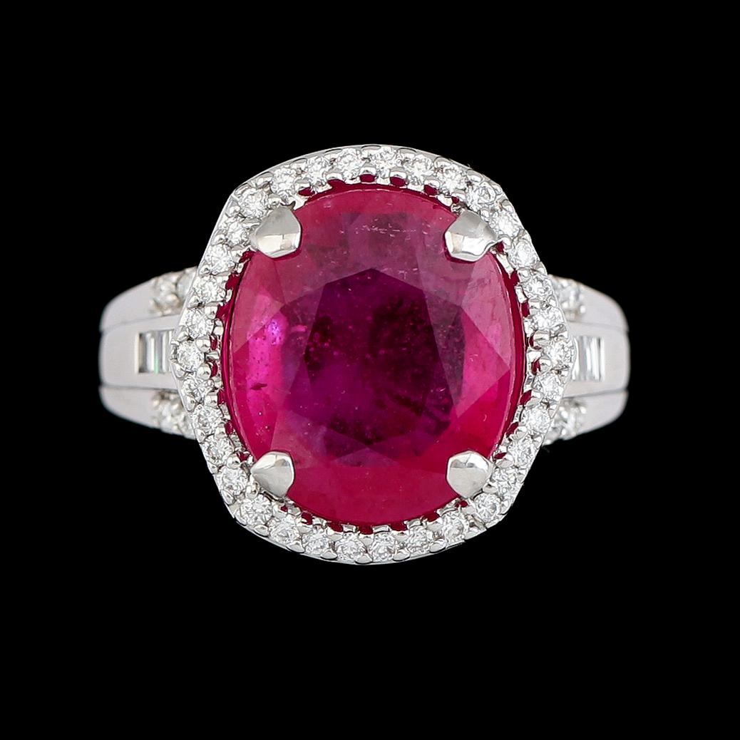 RING, 18K vitguld, rubin, briljant- och baguettslipade diamanter. Vikt ca 8 g.