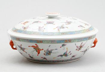 TERRIN MED LOCK, porslin, Kina, 1900-talets första hälft.