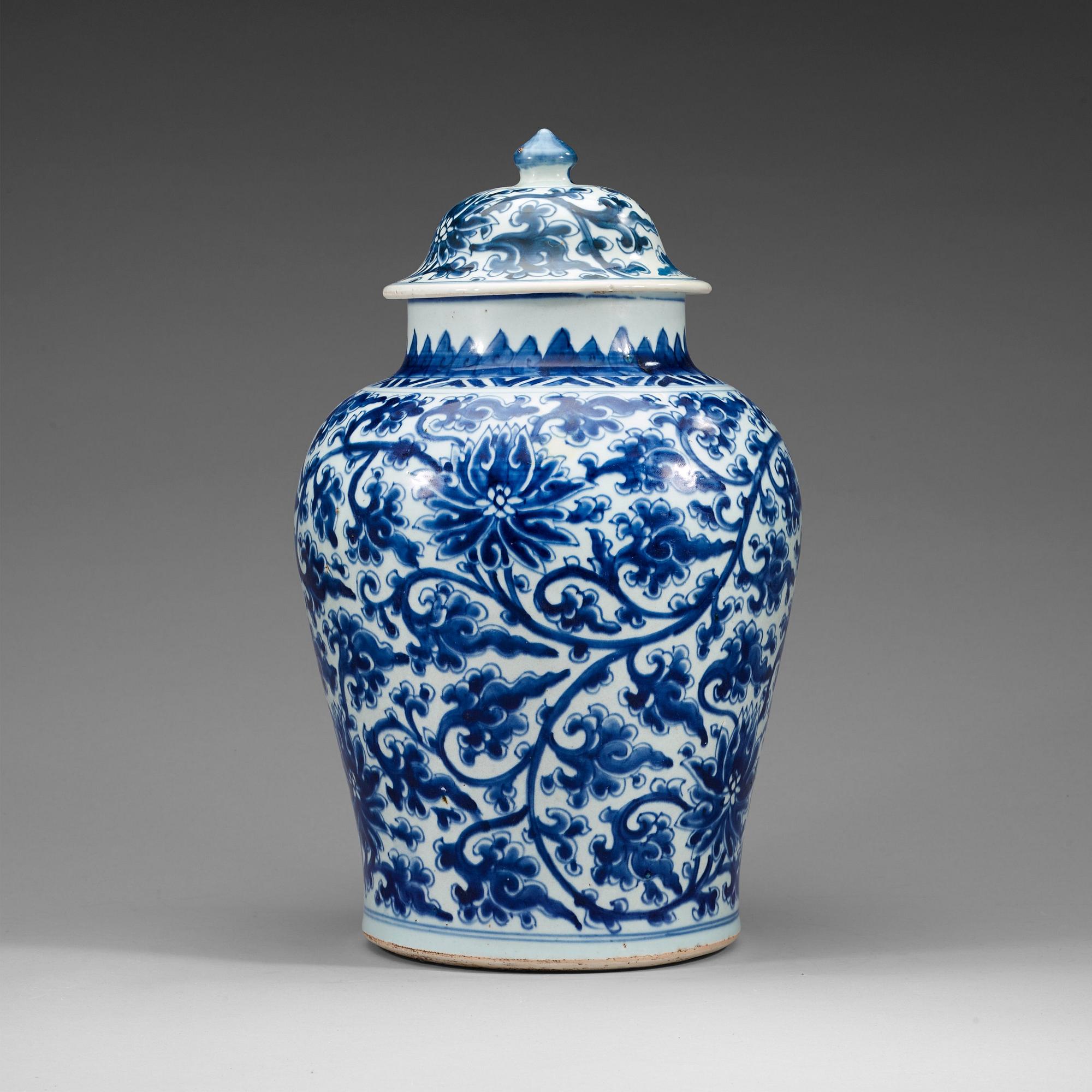 URNA med LOCK, porslin. Mingdynastin, 1600-tal.