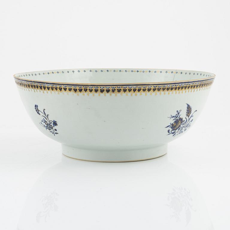 A punch bowl and plate, porcelain, China, Qing Dynasty, Qianlong (1736-95).