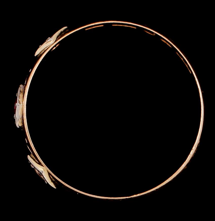 RING, 18 k guld, rubin och vita stenar, svenska stämplar 1903. Total vikt 3 g.