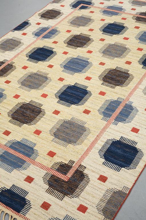 Märta Måås-Fjetterström, a carpet, "Blåplump", flat weave, ca 263-265 x 181,5-182,5 cm, signed AB MMF.