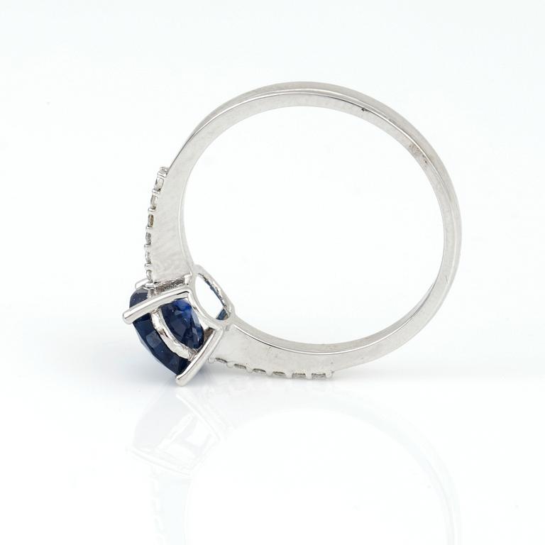 RING, 18K vitguld med ovalslipad safir ca 1,64 ct och briljantslipade diamanter tot ca 0,11 ct. Vikt 2,80 g.