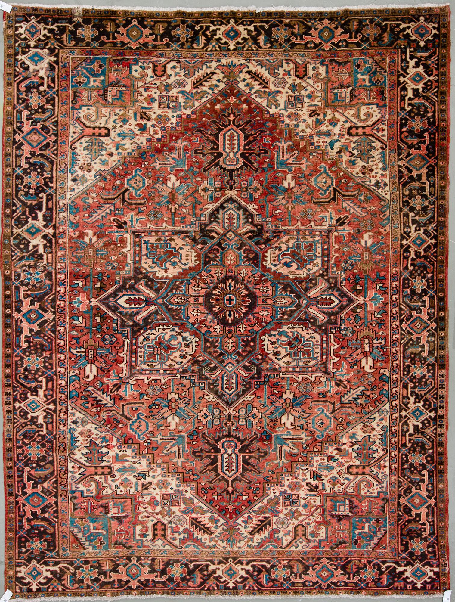 MATTA, Heriz, old. Ca 370x280 cm.