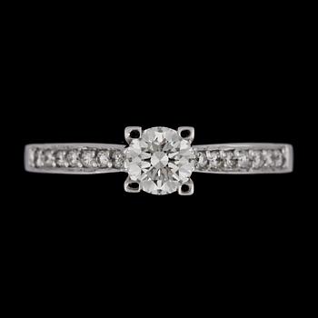 A brilliant cut diamond ring, tot. app. 0.45 cts and smaller, tot. app. 0.15 cts.