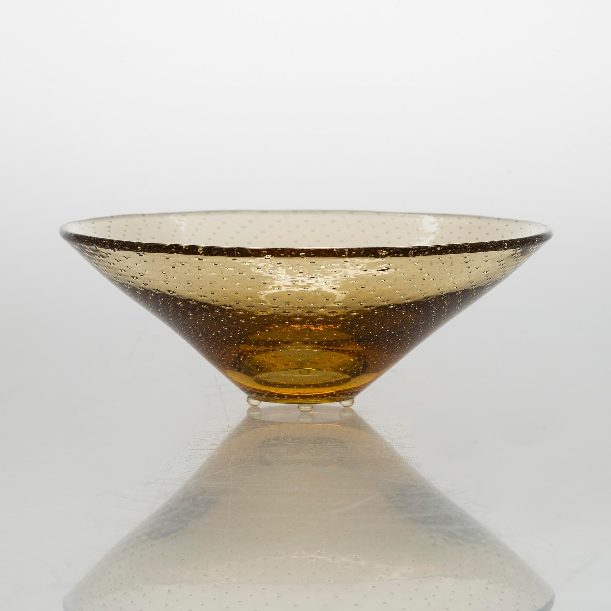 Gunnel Nyman, A glass bowl, model 'GN 11', signed G. Nyman Nuutajärvi Notsjö. Unclear dating.