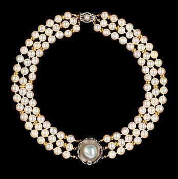 937. COLLIER, 3 rader odlade pärlor, ca 7,5 mm, med mittdel med briljantslipad diamant, ca 0.30 ct och odlad barockpärla.