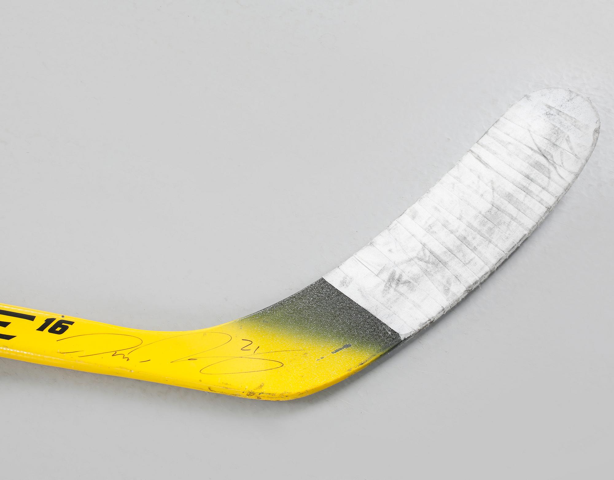 KLUBBA SIGNERAD AV PETER FORSBERG, använd under OS i Vancouver 2010.