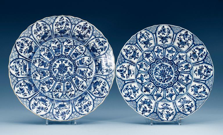 Two blue and white chargers, Qing dynasty, Kangxi (1662-1722). (2).