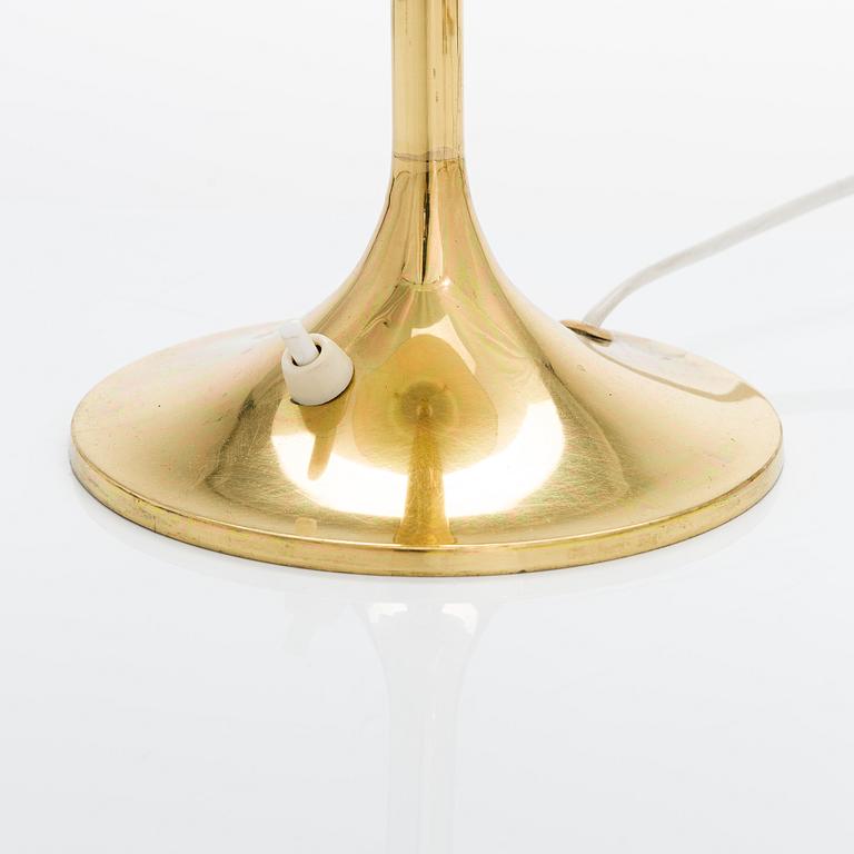 A mid-20th century table lamp manufactured by Sievä.