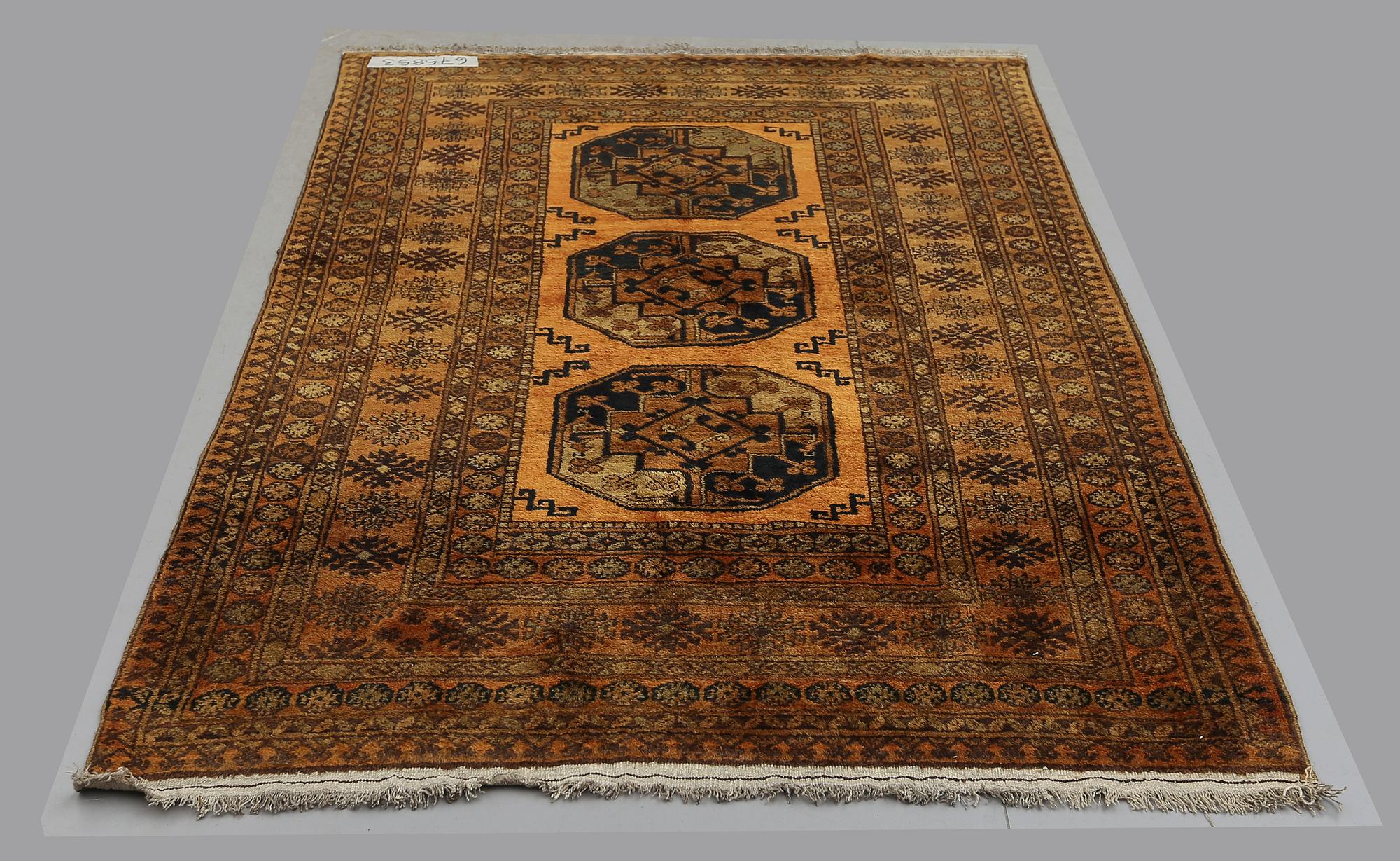 MATTA, guldafghan. Ca 205 x 130 cm.