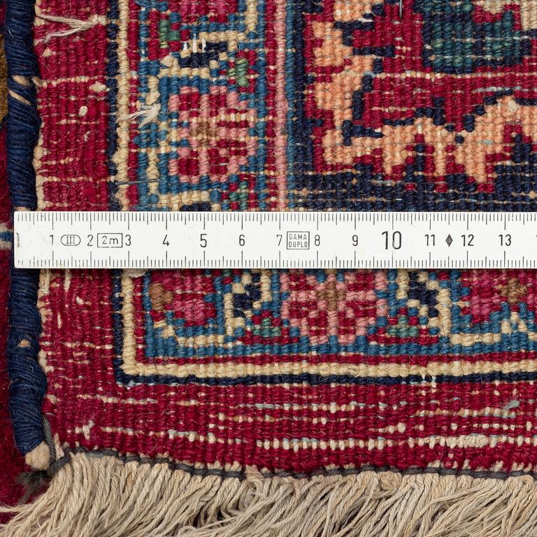 Matta, semiantik Meshed, signerad Saber, ca 460 x 152 cm.