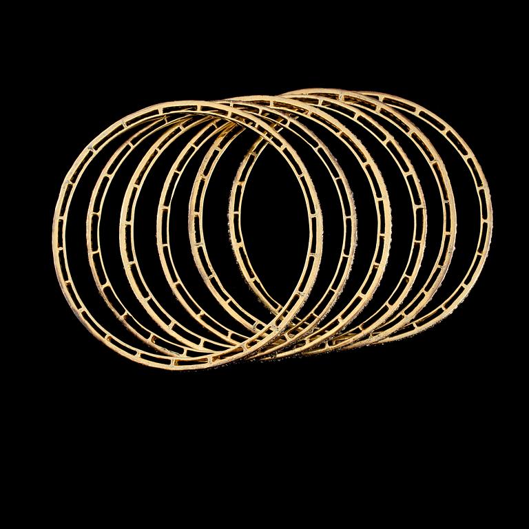 ARMRINGAR, 6 st, guld på silver samt fasettslipade bruna diamanter, 11.90 ct. Vikt 63 g.