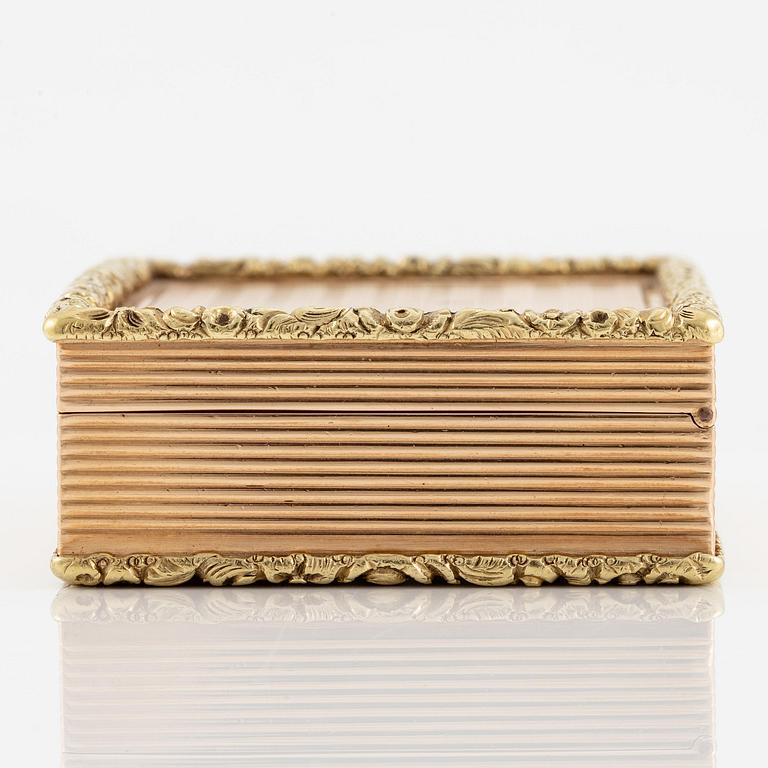 An european 14 carat gold box 'deux couleur', unmarked, probably Central Europe 19th century.