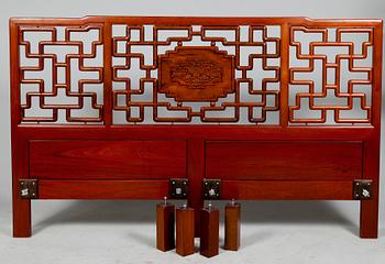 SÄNGGAVEL, rosewood, Kina, 1900-talets andra hälft.